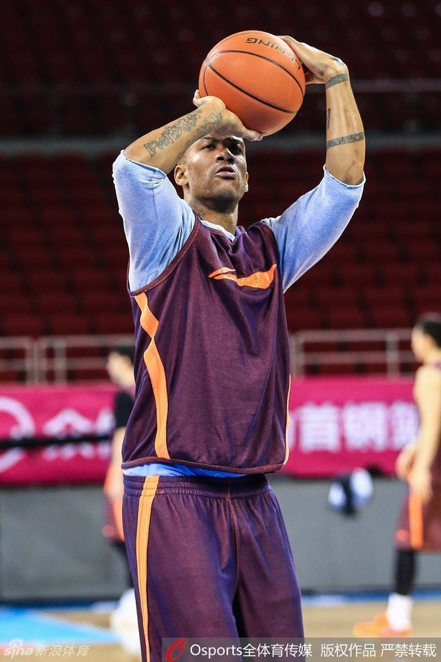 主教练闵鹿蕾在场边双手抱胸，神情严肃地思考着战术部署。