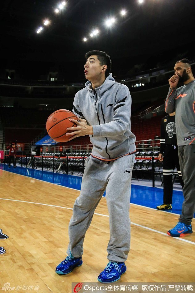 崔晋铭持球准备投篮，动作舒展流畅，神情轻松中透着一股杀手的坚定