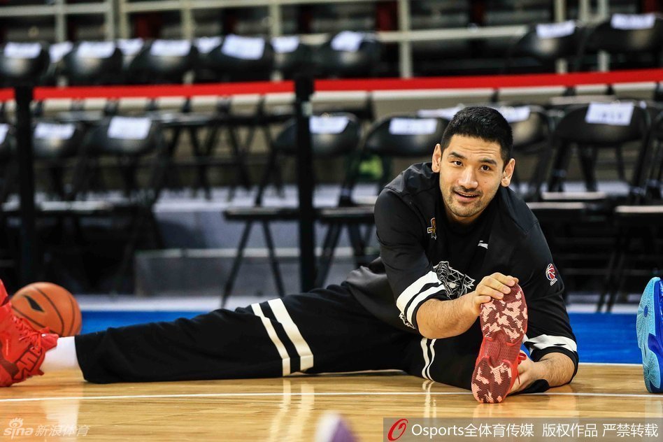 约什在训练师陪同下进行投篮练习，皮球划出优美弧线稳稳入框，眼神专注而犀利