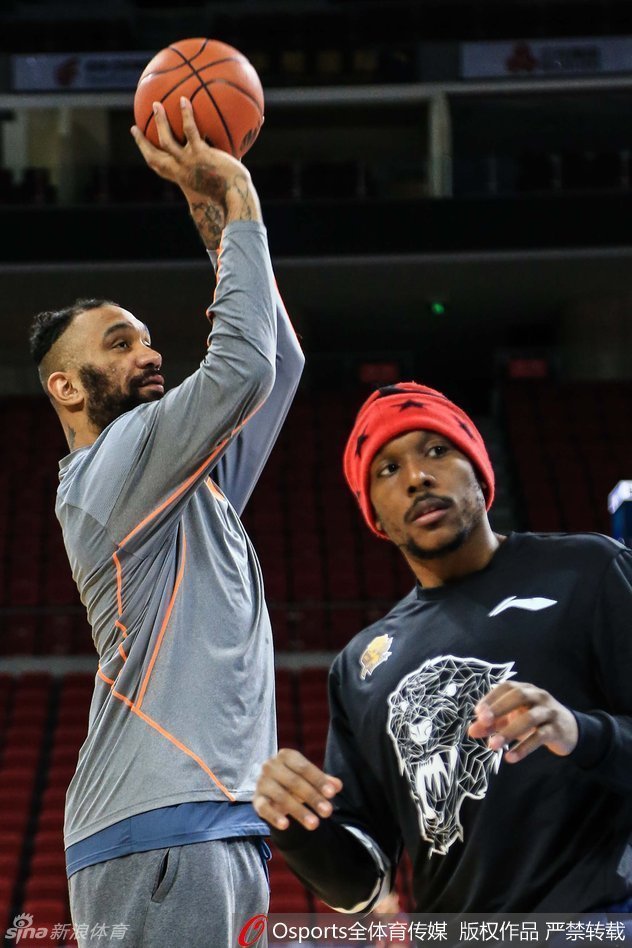 钟诚专注地进行压腿热身，为即将到来的激烈身体对抗做足准备，神态沉稳如山