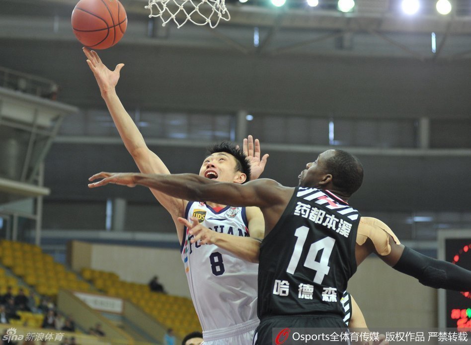 功夫熊猫韩德君篮下背身单打唐正东，凭借敦实的身板顶开防守，轻舒猿臂抛投出手。