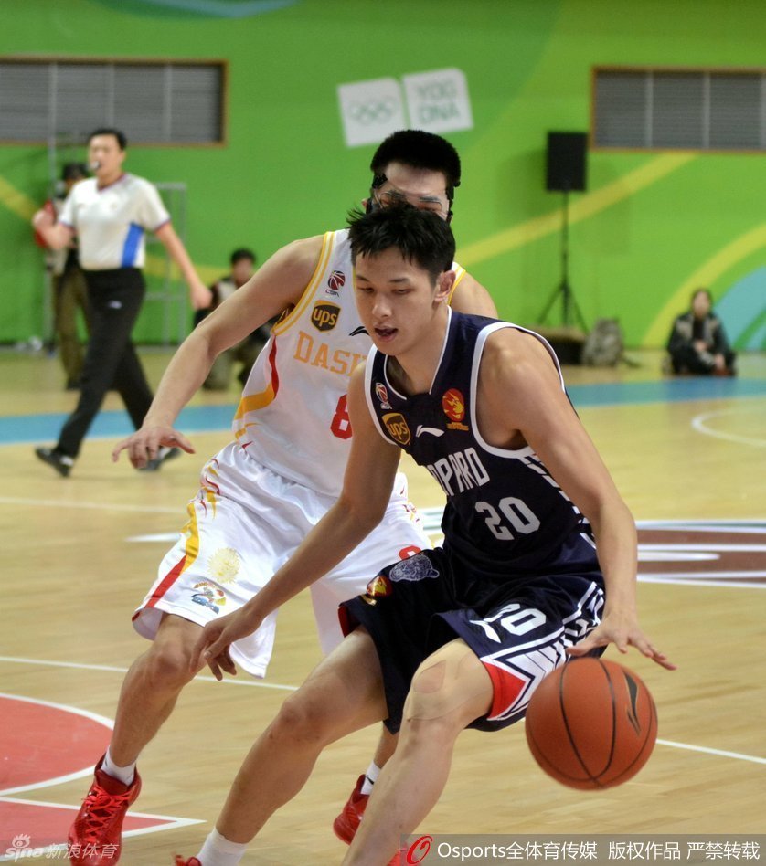 张凯背身持球，面对防守人冷静观察，准备用他标志性的翻身跳投为球队贡献关键分数。