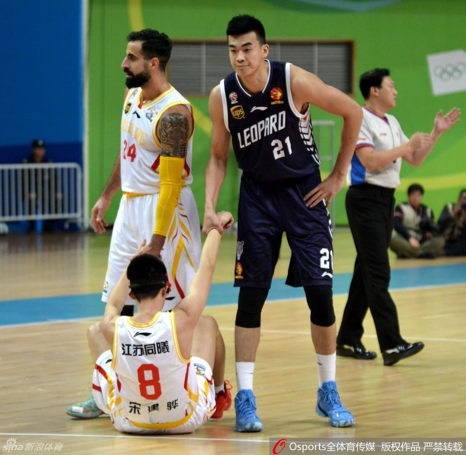 广厦队灵魂林志杰凭借华丽的交叉步运球突破防线，如尖刀般直插对手心脏，展现出野兽般的进攻火力。