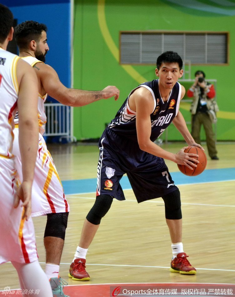 张兆旭在禁区卡位成功，利用身高优势强行起跳投篮，对手只能望球兴叹，感叹这堵高墙的压迫感。