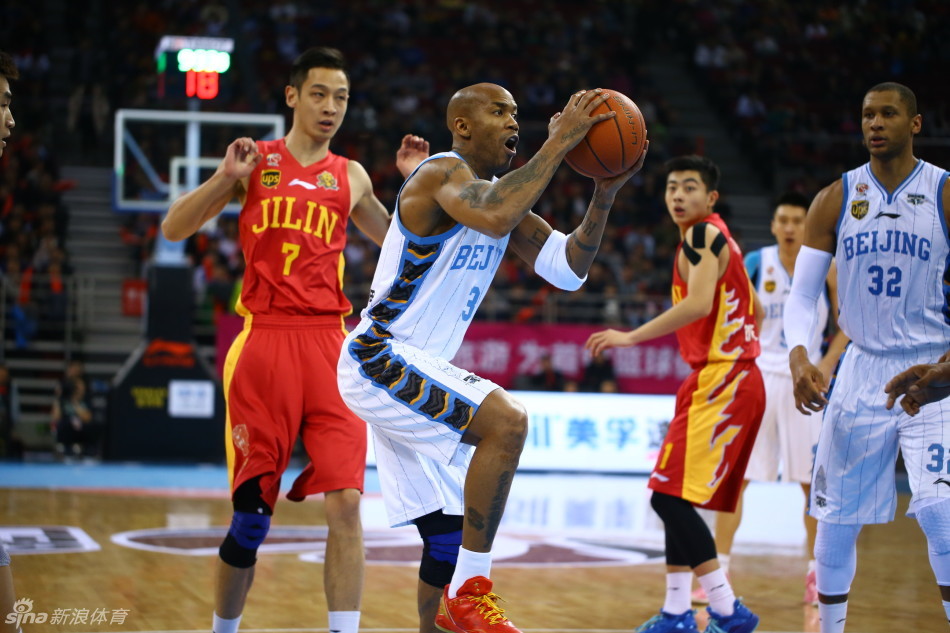 老马轻骑破敌营，纵有千军万马亦难挡其锋