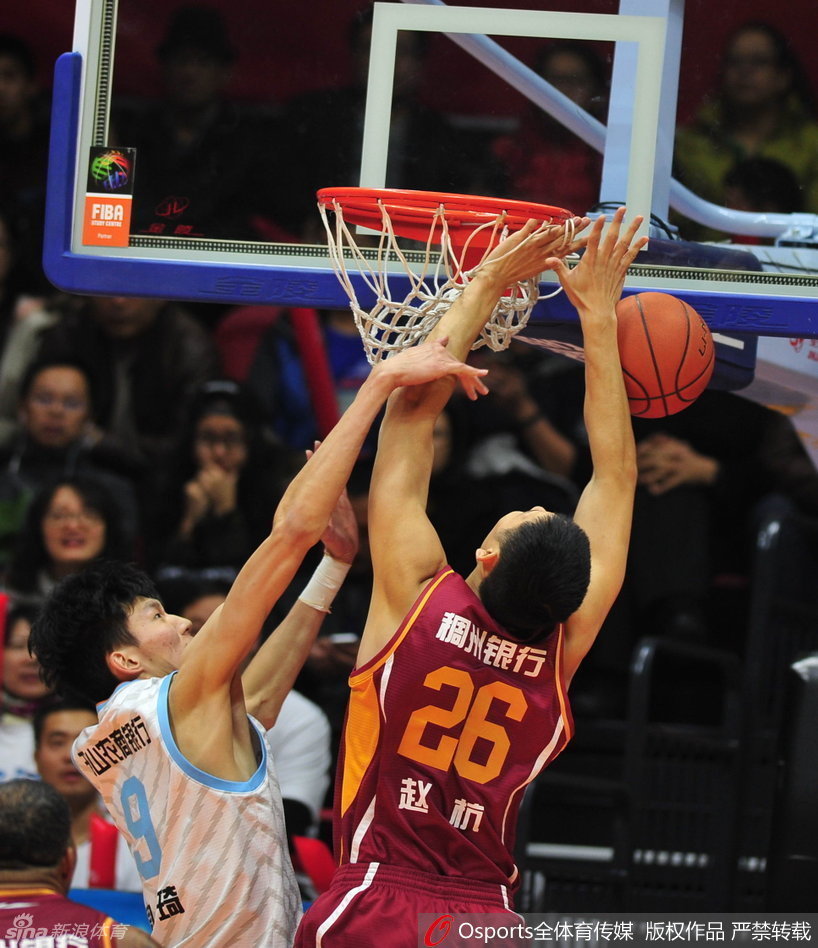 西热力江面容狰狞，浑身散发着斗牛犬般的狠劲，撕破防线完成一次至关重要的突破。