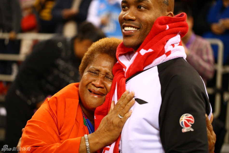 玛贝尔女士眼眶泛红，嘴角却洋溢着幸福的笑容，她不停地向四周看台的球迷挥手致意，用最朴素的方式回应着这片土地给予她的热情。