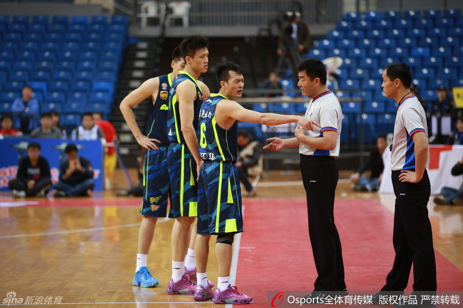 广东队的替补席瞬间沸腾，球员们纷纷站起身，主教练杜锋一脸怒容地冲向场内，手臂用力指向裁判，为弟子的遭遇鸣不平。