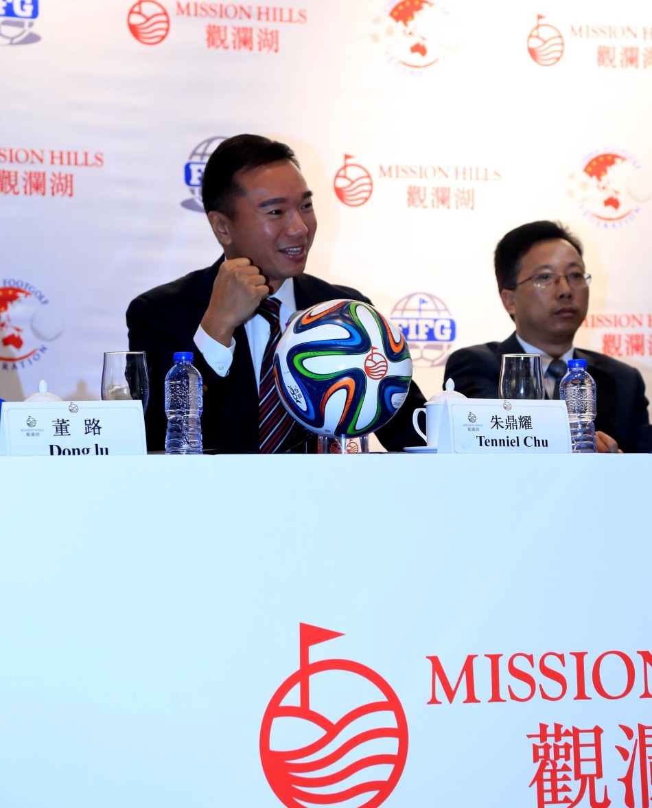 发布会现场，董路与观澜湖集团副主席朱鼎耀并肩而立，背景板清晰显示着足球高尔夫国家队成立的主题。