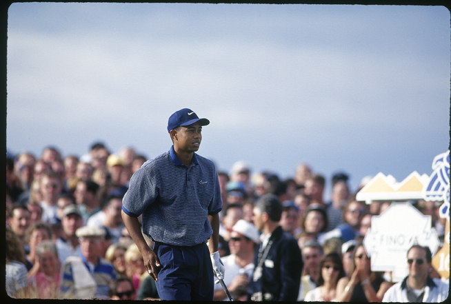 球手兴奋地举起双臂，与同组球员击掌庆祝，分享这一杆进洞带来的无尽喜悦。