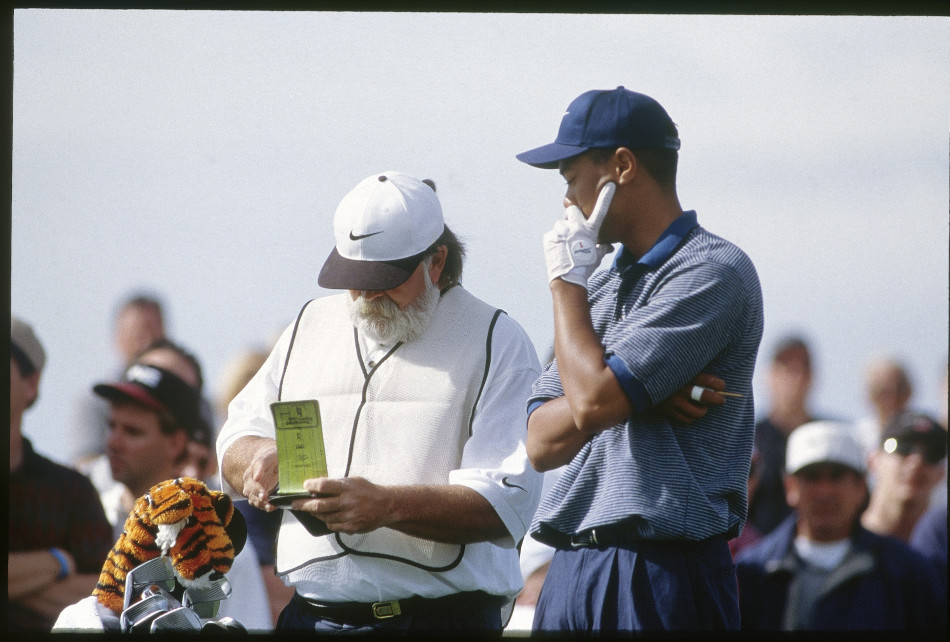 球手全神贯注，挥杆动作一气呵成，9号铁杆划破空气，小白球向着果岭坚定飞去。