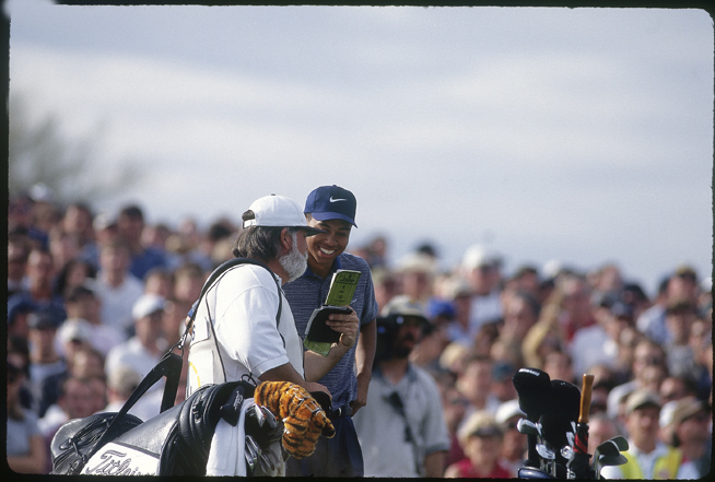 沸腾的观众席人声鼎沸，热烈的气氛将球场变成了一个巨大的庆典舞台。