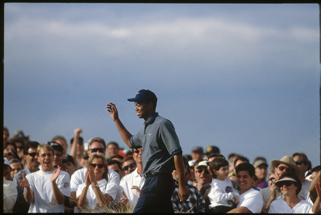 球手目光如炬，仔细观察球道走向，在心中预演即将创造的击球路线。