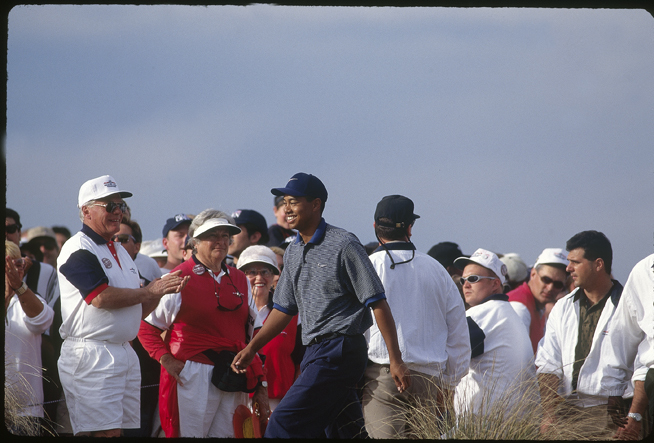 球手面向观众席，挥手致意，感谢所有人的见证，脸上洋溢着梦想成真的灿烂笑容。