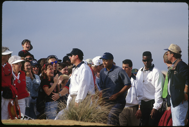 球手自信地走上发球台，沐浴在观众的注视与欢呼之中，一场好戏即将开场。