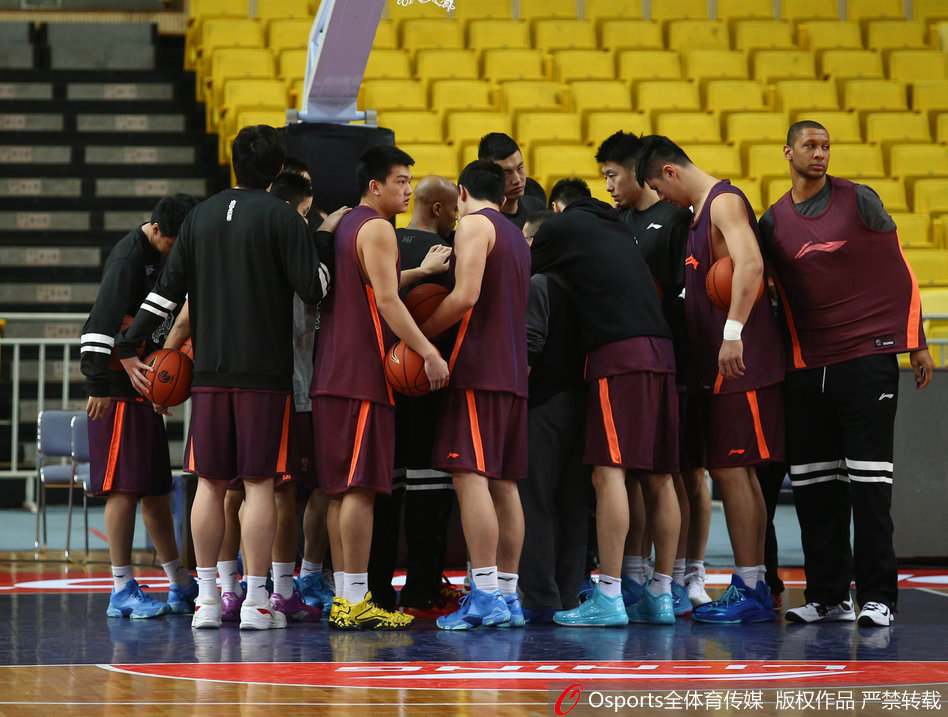 在北京首钢队的公开训练课上，核心外援马布里被主帅特许在场边休息，他身穿黑色训练服，神情专注地观察着队友们在场上的一举一动，为即将到来的硬仗储备能量。