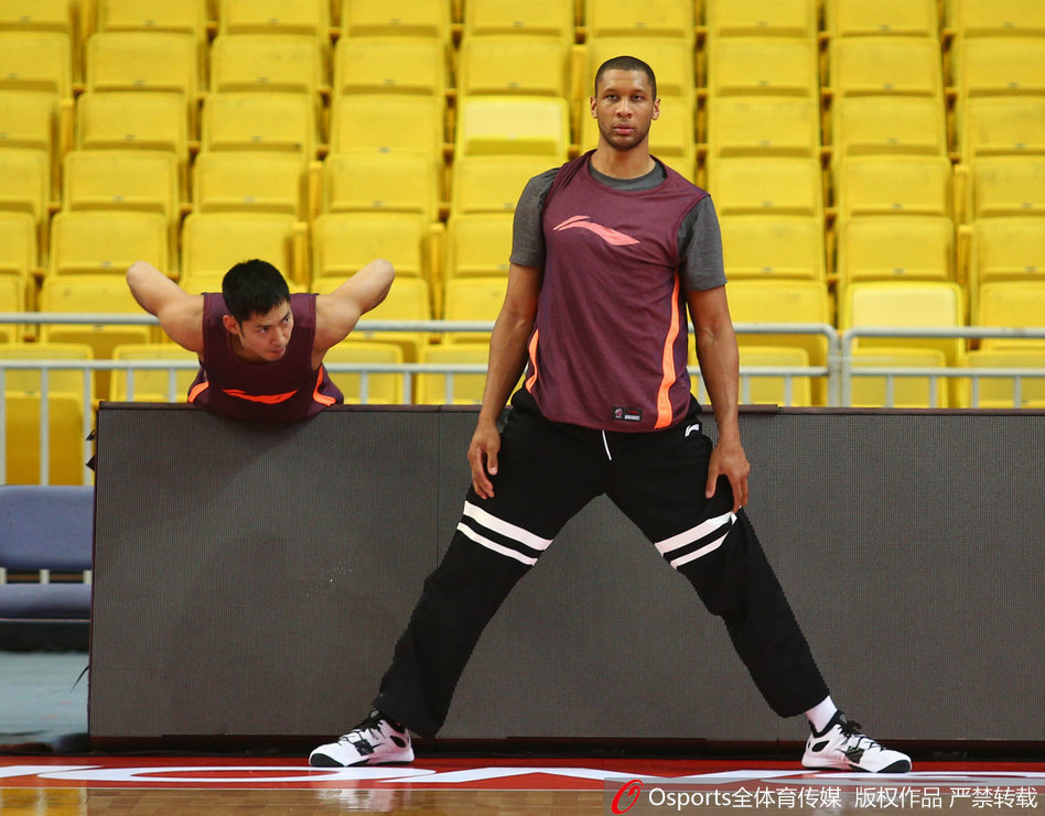 队长孙悦在训练馆一侧进行着远投专项练习，他动作舒展，接连命中三分，热身完毕后正进行身体拉伸，力求在接下来的合练中找回昔日总决赛MVP的巅峰手感。