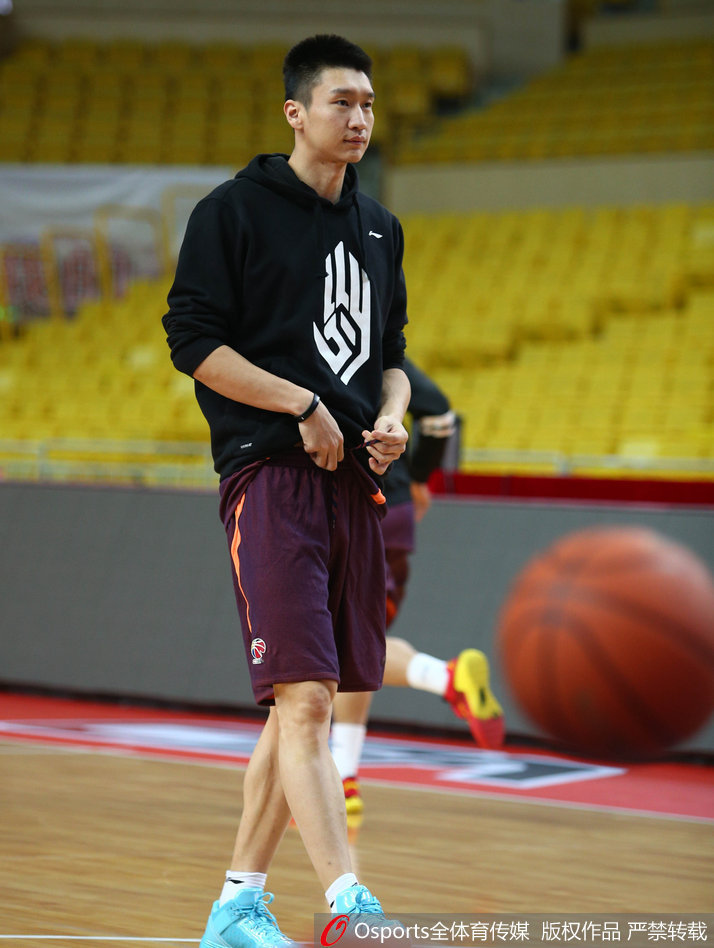 老将张庆鹏在训练中赤裸上身，一身线条分明的精壮腱子肉彰显了他休赛期魔鬼训练的成果，他用实际行动诠释了何为职业球员的极致自律。