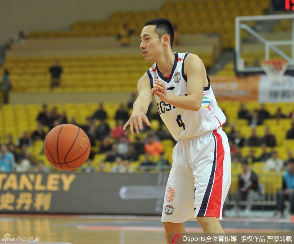 “莫里斯在篮下遭遇佛山队外援的强硬防守，他背身单打，展现出扎实的内线强打技术。”