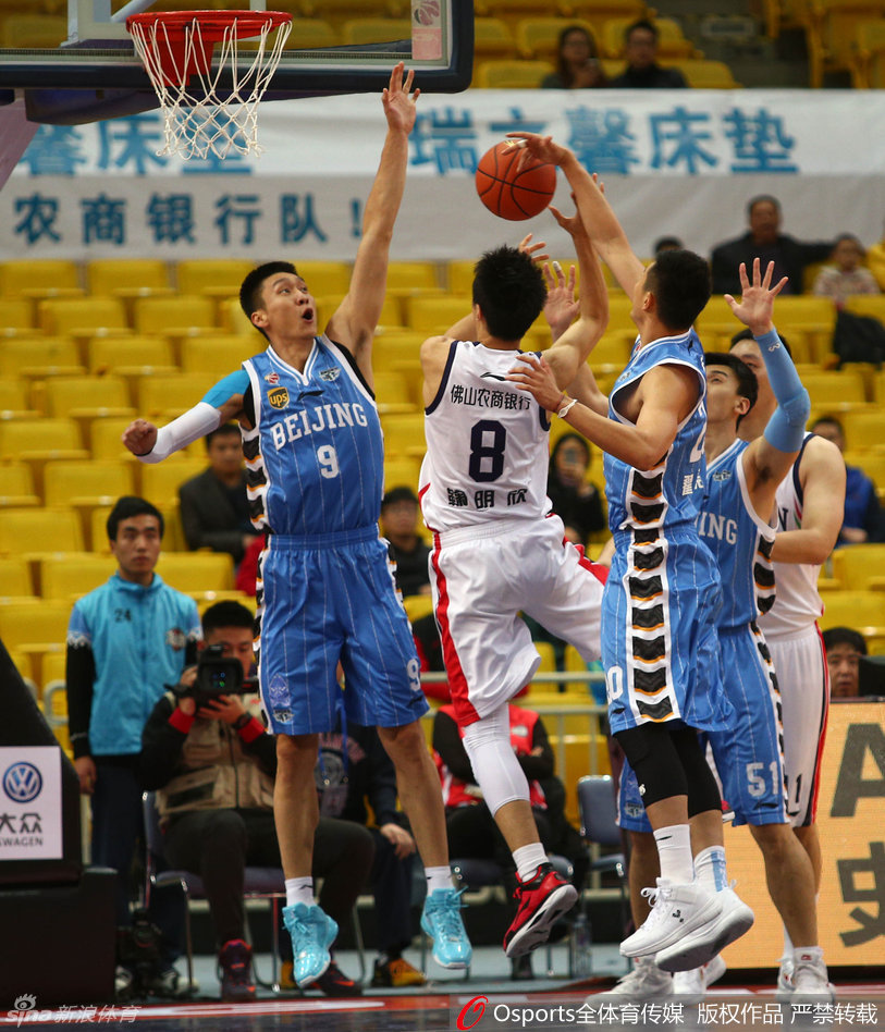 “比赛结束后，马布里、孙悦等北京首钢队员在场上相互致意，庆祝这场来之不易的胜利。”