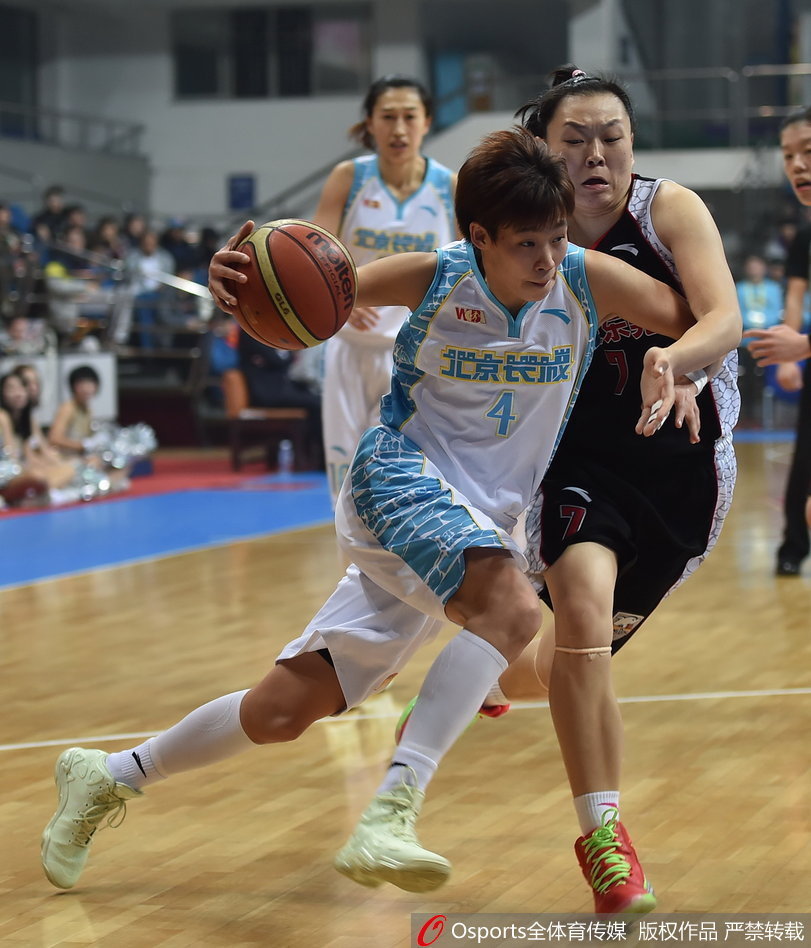 沈部女篮赵爽抢断后发动快攻，她嘴角带着笑意，长发飘扬，面对八一队空篮轻松写意地将球放进。