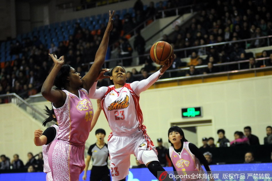 山东女篮队员在客场击败黑龙江后，王思雨与队友们紧紧拥抱在一起，脸上洋溢着来之不易的胜利喜悦。