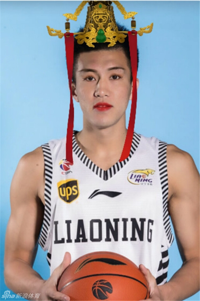 辽宁队核心郭艾伦头戴卡通大嘴帽，瞪大眼睛卖萌，这搞怪表情与他球场上的犀利突破形成巨大反差萌。