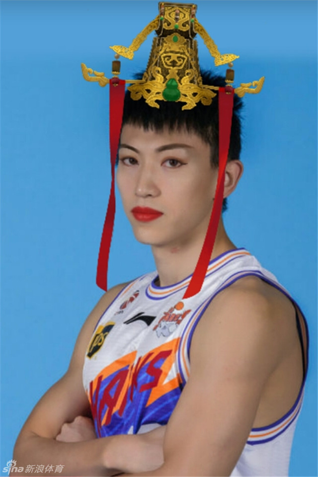 易建联身穿马褂戴着墨镜扮‘大佬’，身后小弟环绕，大哥气场展露无遗，这种霸气扮相恐怕也只有阿联能hold住。