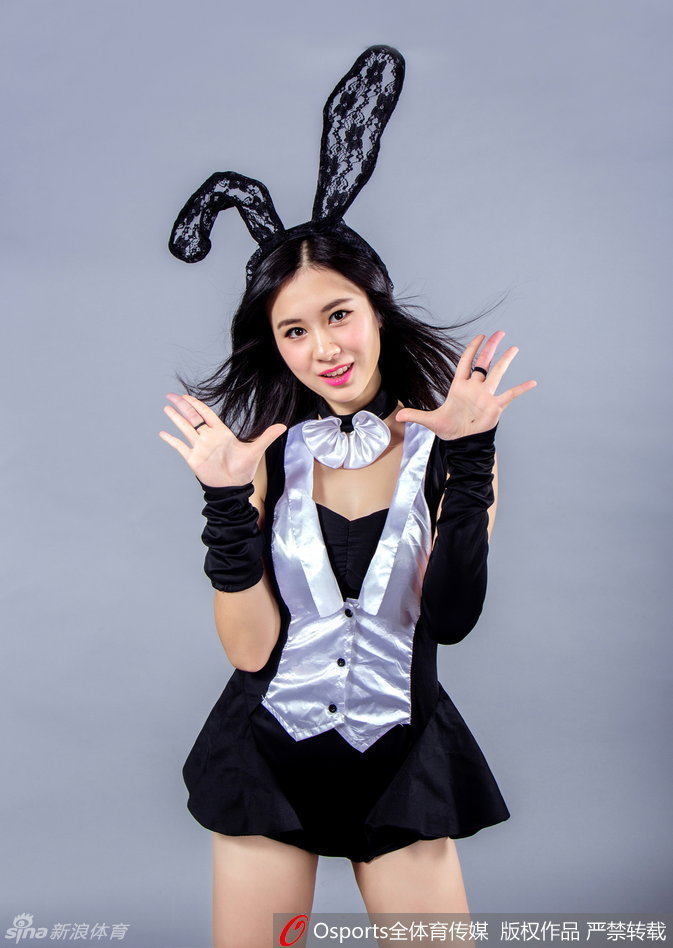 篮球宝贝面对镜头俏皮地眨眼，摆出可爱的姿势，她身上精致的兔女郎装饰和灿烂的笑容，让人感受到扑面而来的青春活力。