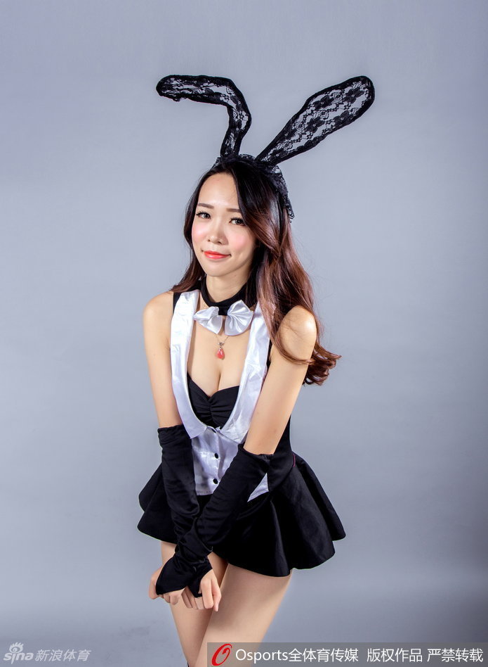 一位戴着猫耳朵发饰的篮球宝贝，手持闪闪发光的魔法棒，正对着镜头露出极具感染力的笑容，酷似从漫画中走出来的魔法少女。