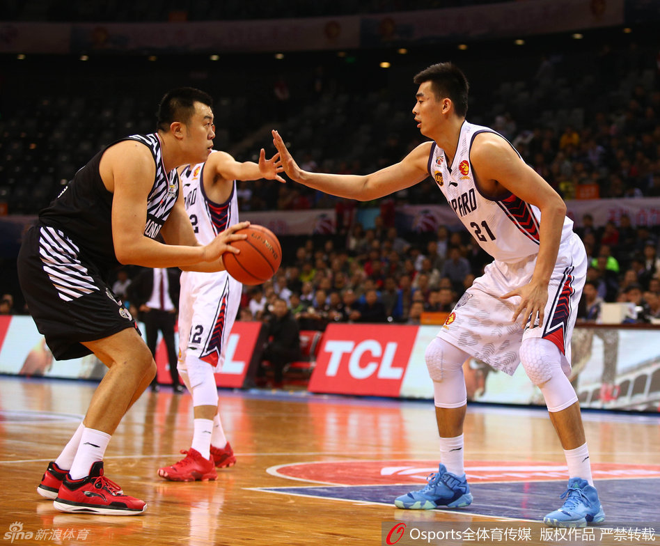 韩德君在篮下遭遇李慕豪的严密防守，他高高举起手臂奋力要球，两人在禁区内的卡位充满肌肉碰撞，对抗激烈。