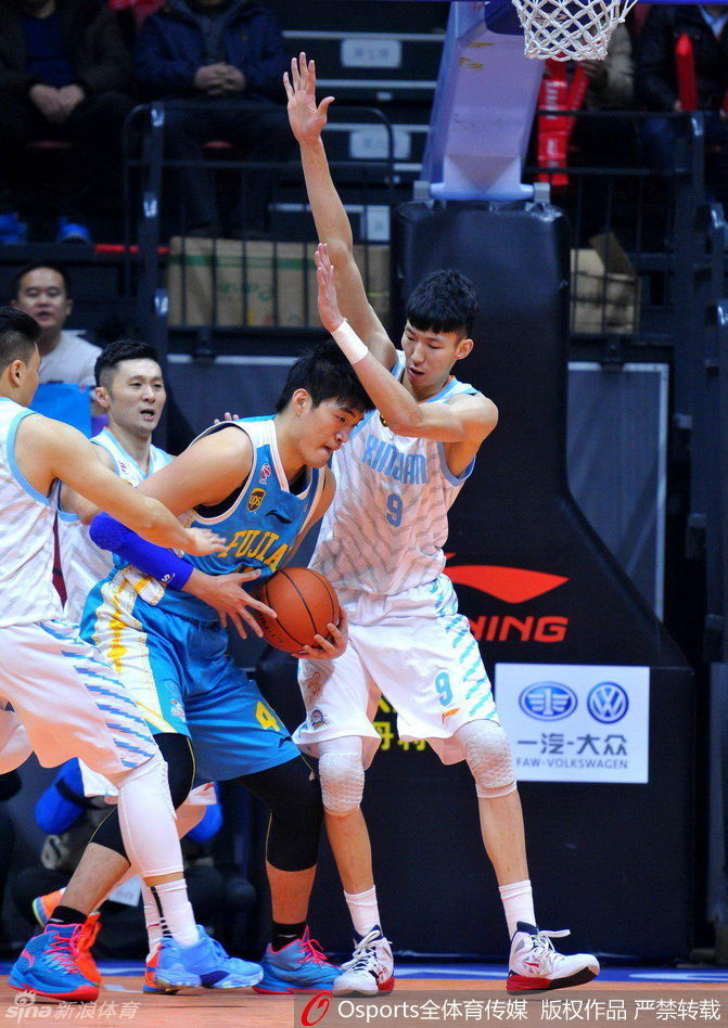 场边指挥区，新疆队主帅李秋平对球员的一次失误感到无奈，摊开双手表达着对战术执行不到位的不满。