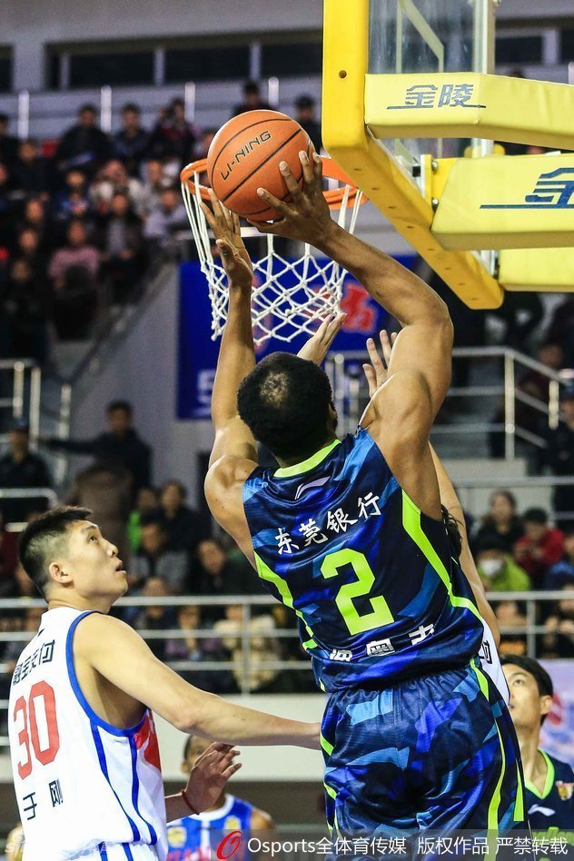 周湛东面对双人包夹沉着护球，眼神中透露出与年龄不符的冷静，寻找传球契机。