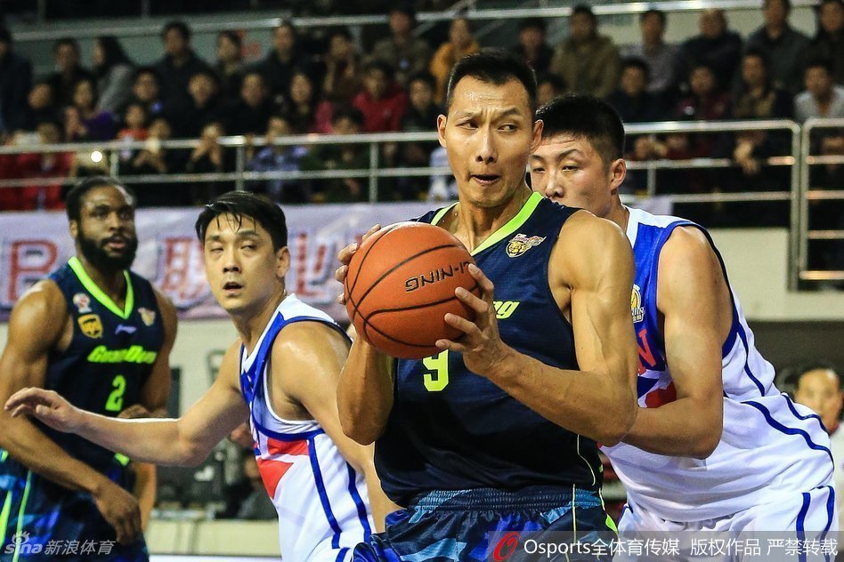 迪奥古在几乎零度角的位置果断出手，皮球越过防守球员指尖，直奔篮筐。