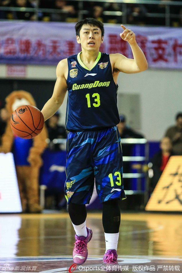 周鹏情急之下伸手拉住裁判，表情焦急地试图沟通判罚，赛场气氛紧张至极点。