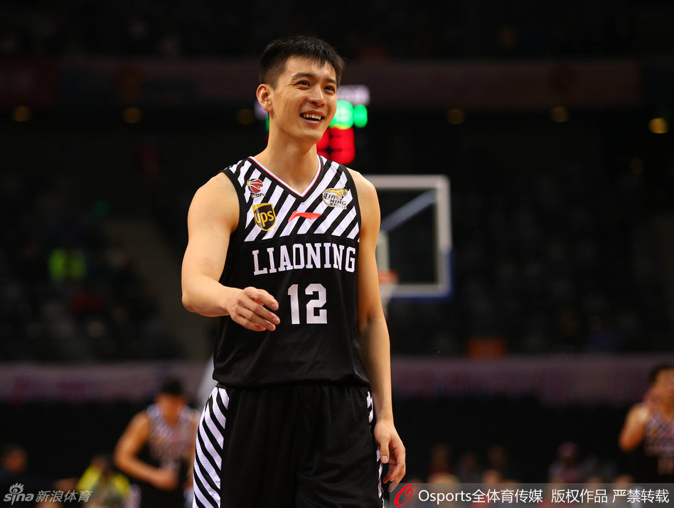 郭艾伦在一次激烈的拼抢中奋不顾身，整个人腾空飞出底线，重重地躺倒在广告牌上，场边的队友和教练组都露出了担忧的神情。