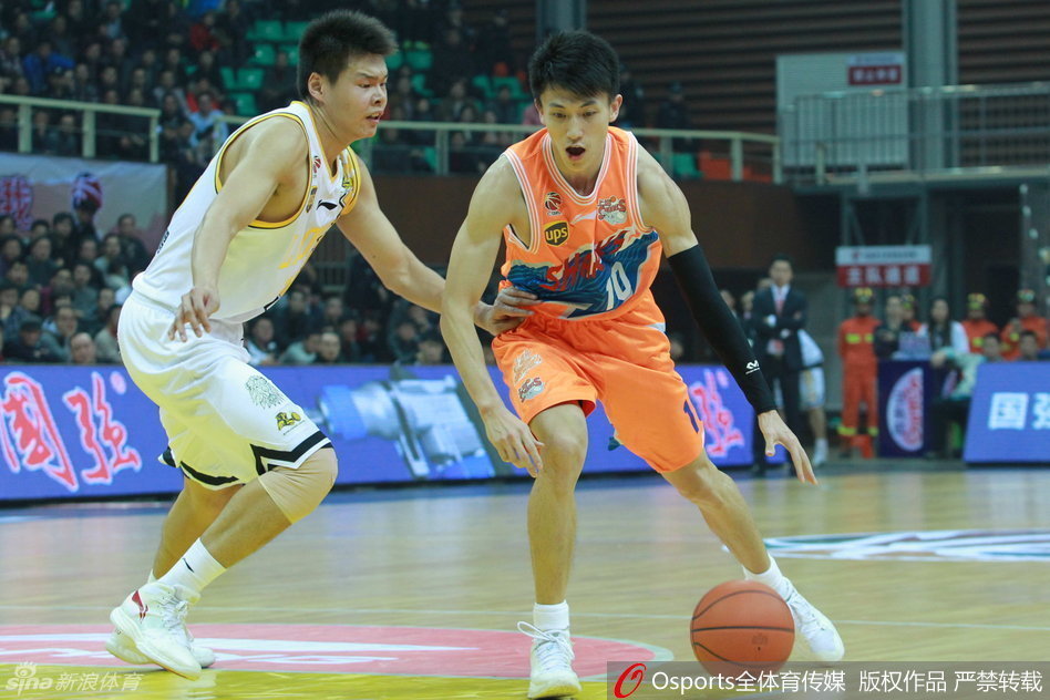 上海外援比斯利持球强攻，他用肩膀倚住防守球员，肌肉的碰撞中展现出强大的个人进攻火力。