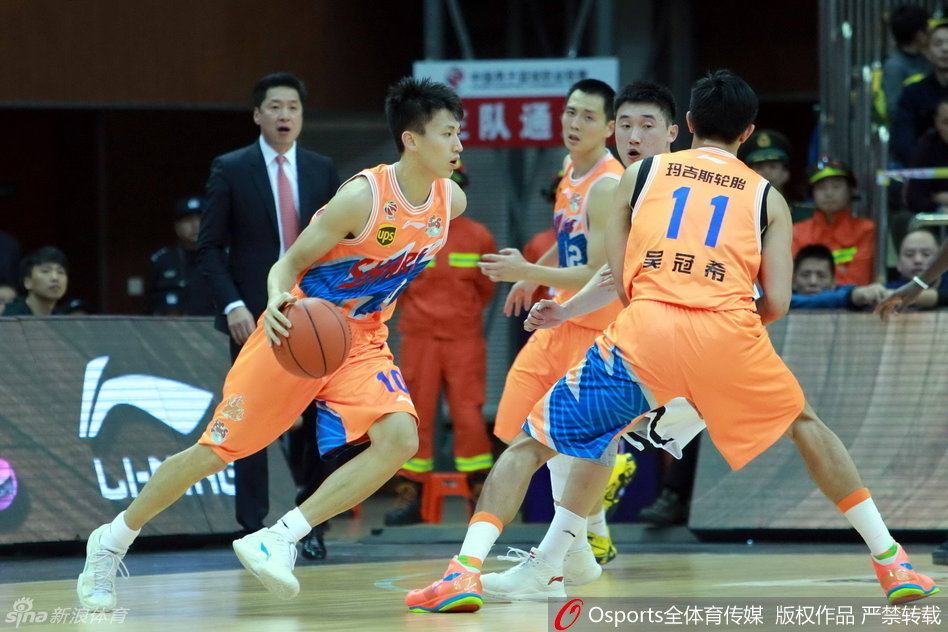 广厦队球员风驰电掣般杀入禁区，高高跃起上演大风车灌篮，整个动作舒展霸气，点燃了全场的气氛。