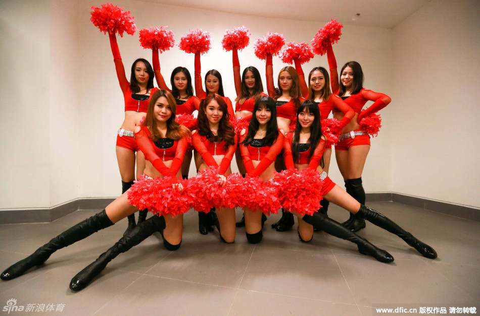 全场表演落幕，啦啦队员们向观众挥手致意，汗水与笑容交织成赛场最温暖的画面