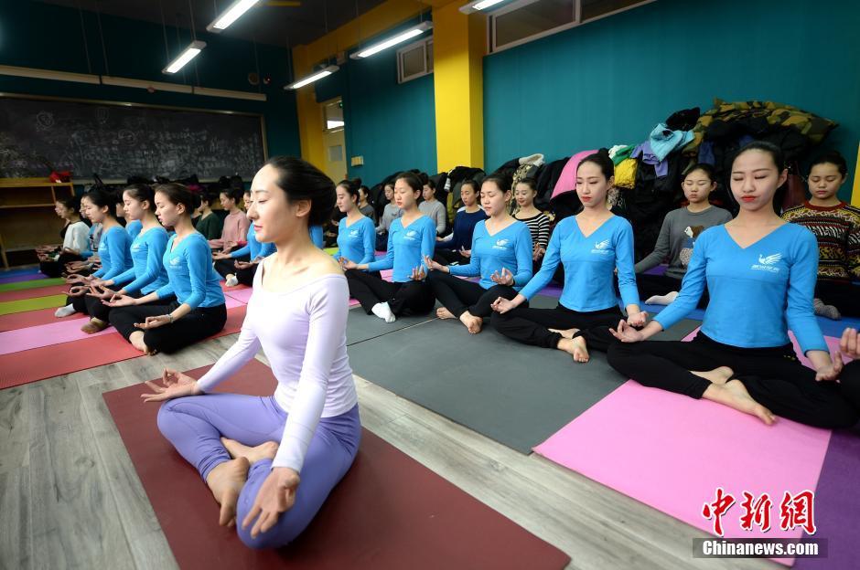 高三女生练瑜伽缓解艺考压力_高清图集_新浪网