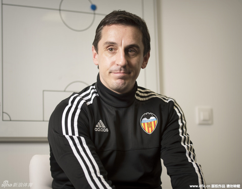 加里内维尔拍摄教练写真意气风发