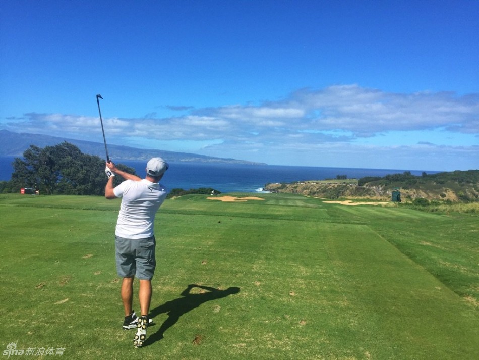 里奇·福勒在夏威夷海岸边完美挥杆，身影与远方的碧海蓝天构成动人画卷