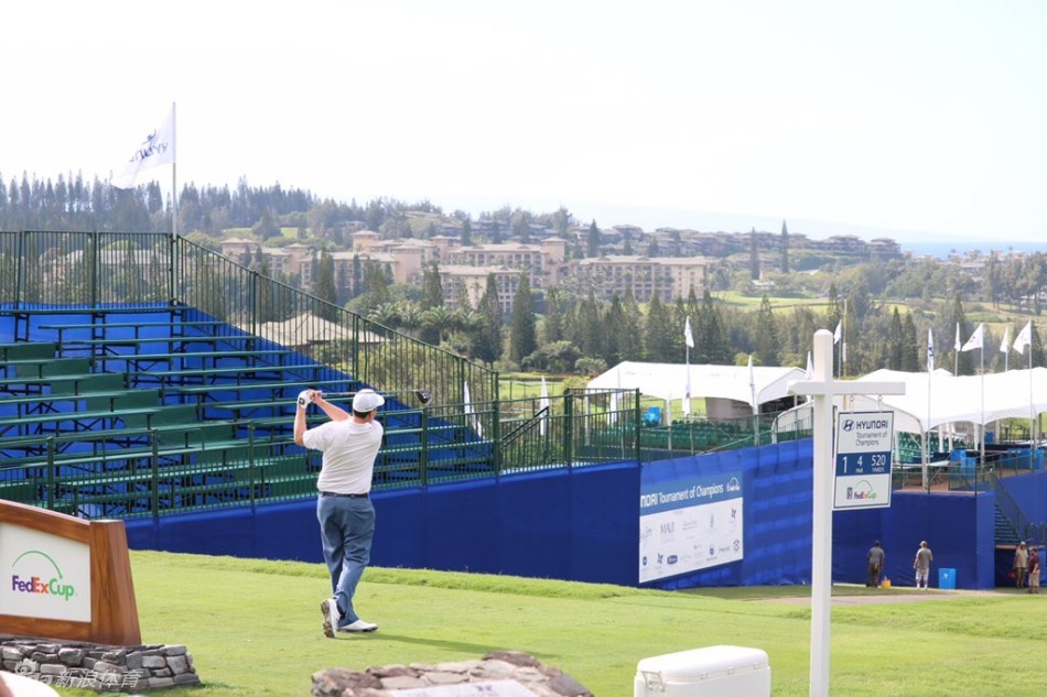 球员在巨大沙坑中救球瞬间，沙粒飞扬与有力的挥杆姿态展现高尔夫的力量美学