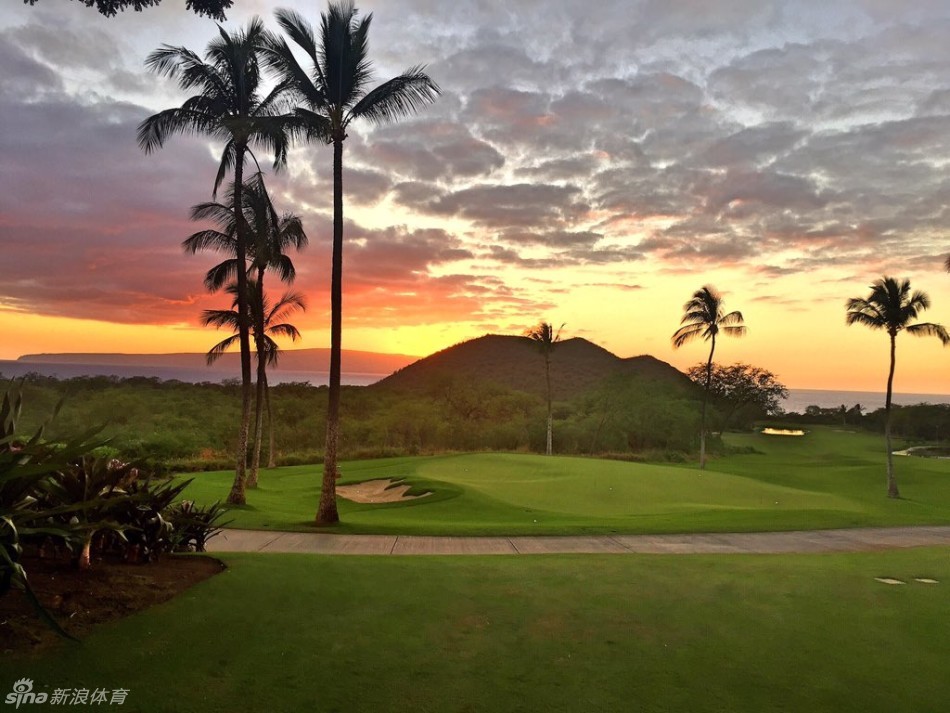 贾斯汀·汤玛斯捕捉的球场落日，金色霞光洒满蜿蜒球道，宛如天堂入口