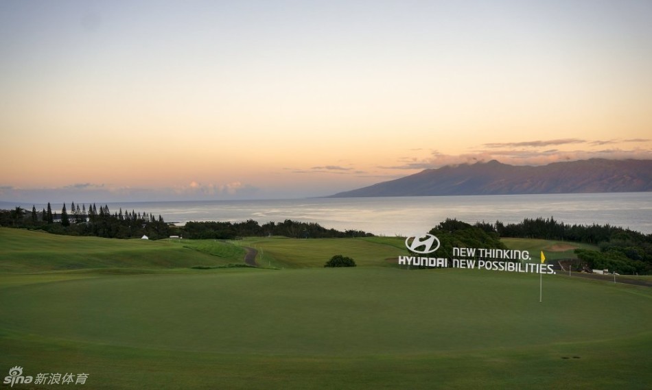 美巡赛官网呈现的经典球洞景观，碧蓝水障碍环绕果岭，挑战与美景并存
