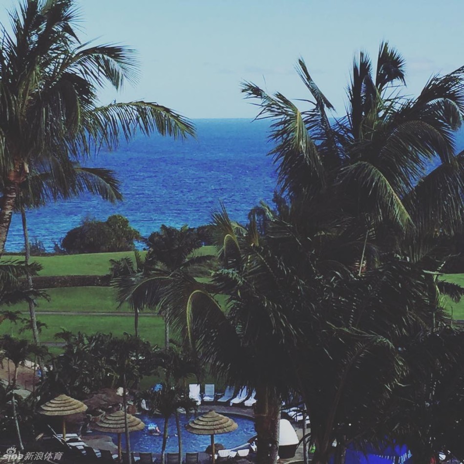 J.J.亨利在发球台凝神试挥，专注身影背后是夏威夷标志性的开阔海天景色