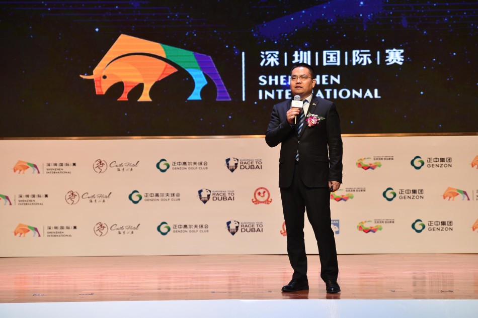 赛事品牌矩阵熠熠生辉：主视觉板清晰展示深圳国际赛、正中球会及欧巡赛迪拜竞赛的联合标志