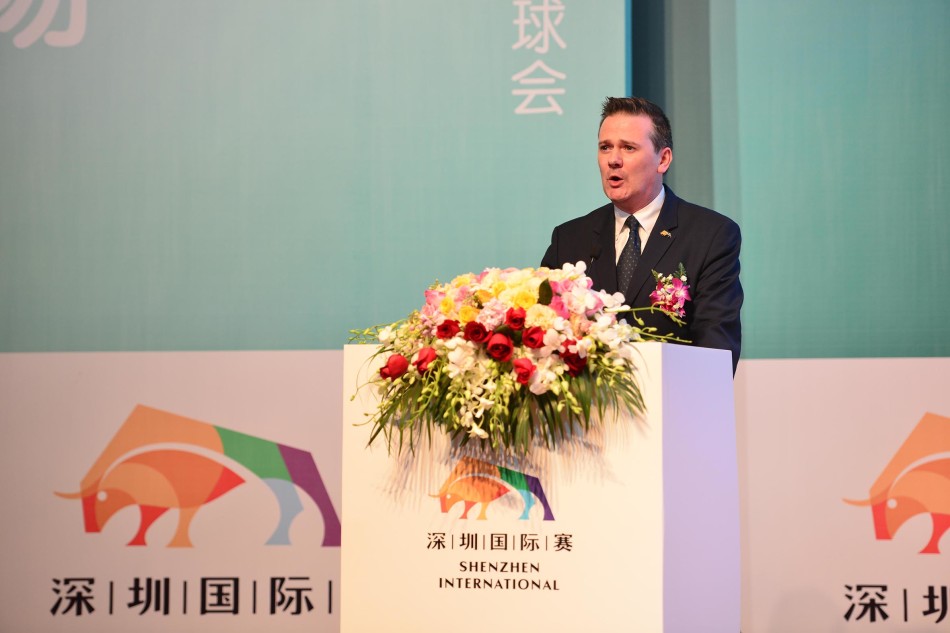 深圳国际赛全新主题视觉震撼亮相，蓝绿交织的赛道图案充满动感与现代气息