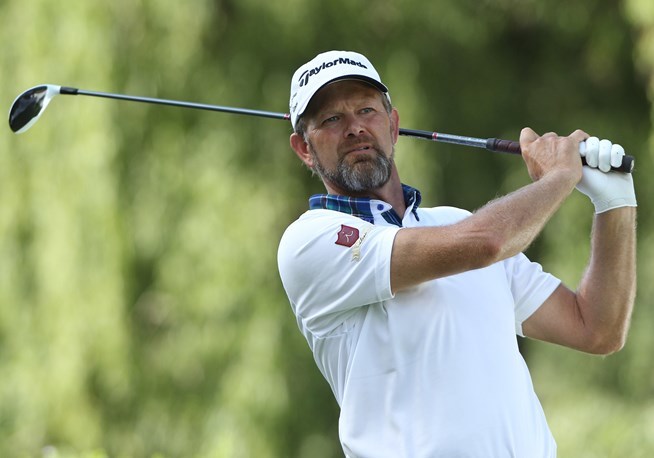 丹尼尔完成击球后优雅收杆，目光紧紧追随着空中飞行的白球，身姿定格成充满力与美的雕塑。