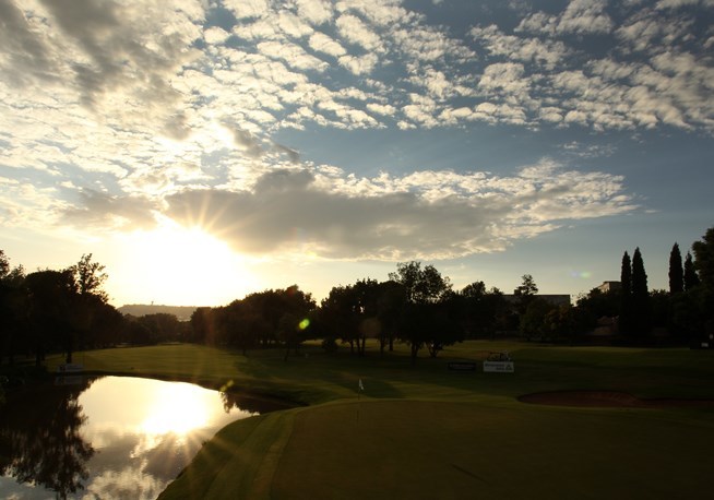 格林道尔高尔夫俱乐部的壮丽景致在雷暴间隙呈现，阳光穿透云层洒在起伏的球道与沙坑上，酝酿着暴风雨前的宁静。